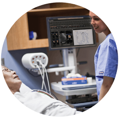 M&eacute;dico que utiliza la plataforma de an&aacute;lisis avanzado de Philips