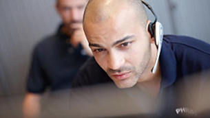 un hombre con auriculares