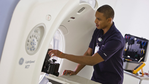 un hombre operando una m&aacute;quina