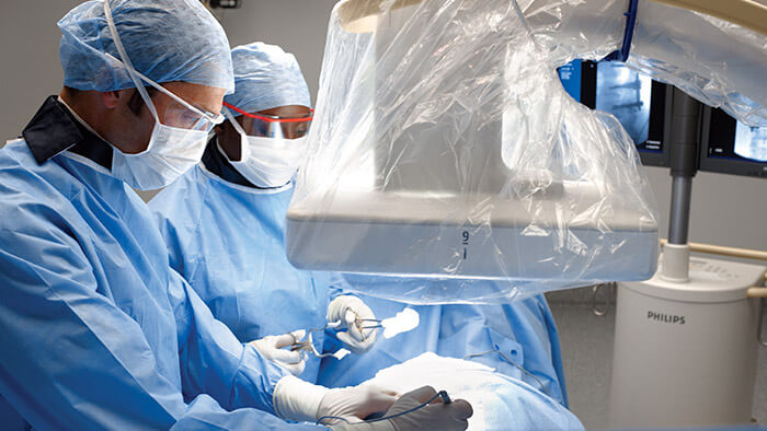 M&eacute;dicos en el quir&oacute;fano