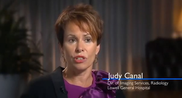 Mujer discutiendo c&oacute;mo consultor&iacute;a mejor&oacute; su eficiencia radiolog&iacute;a.