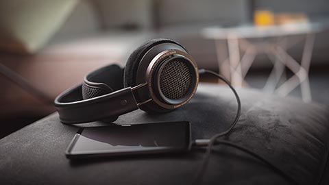 Aud&iacute;fonos con cable supraaurales de alta resoluci&oacute;n