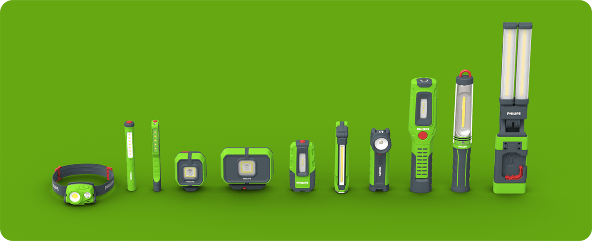 Mujer usando auriculares realmente inal&aacute;mbricos junto al mar