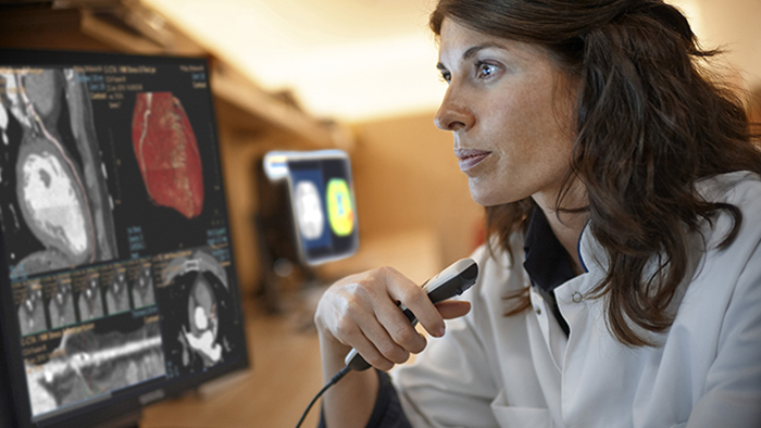 Cardi&oacute;logo intervencionista que observa im&aacute;genes cl&iacute;nicas