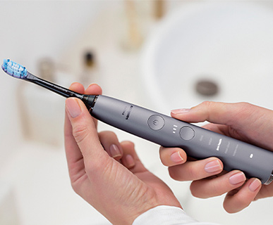 Mejora de la salud gingival con Philips&nbsp;Sonicare&nbsp;DiamondClean y un cabezal del cepillo con Cuidado de las enc&iacute;as Premium